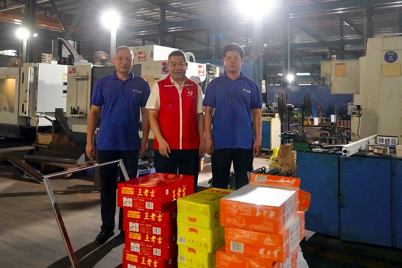 日出紫薇红胜火，先锋护绿意更坚